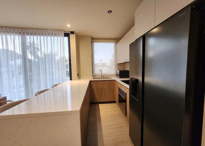 Ameth - Stylish Downtown With Rooftop Pool & Gym Apartment