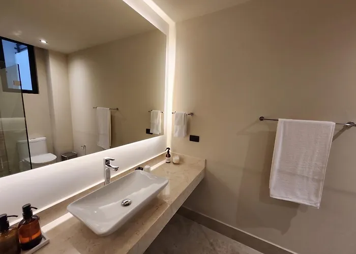Ameth - Stylish Downtown With Rooftop Pool & Gym Apartment *